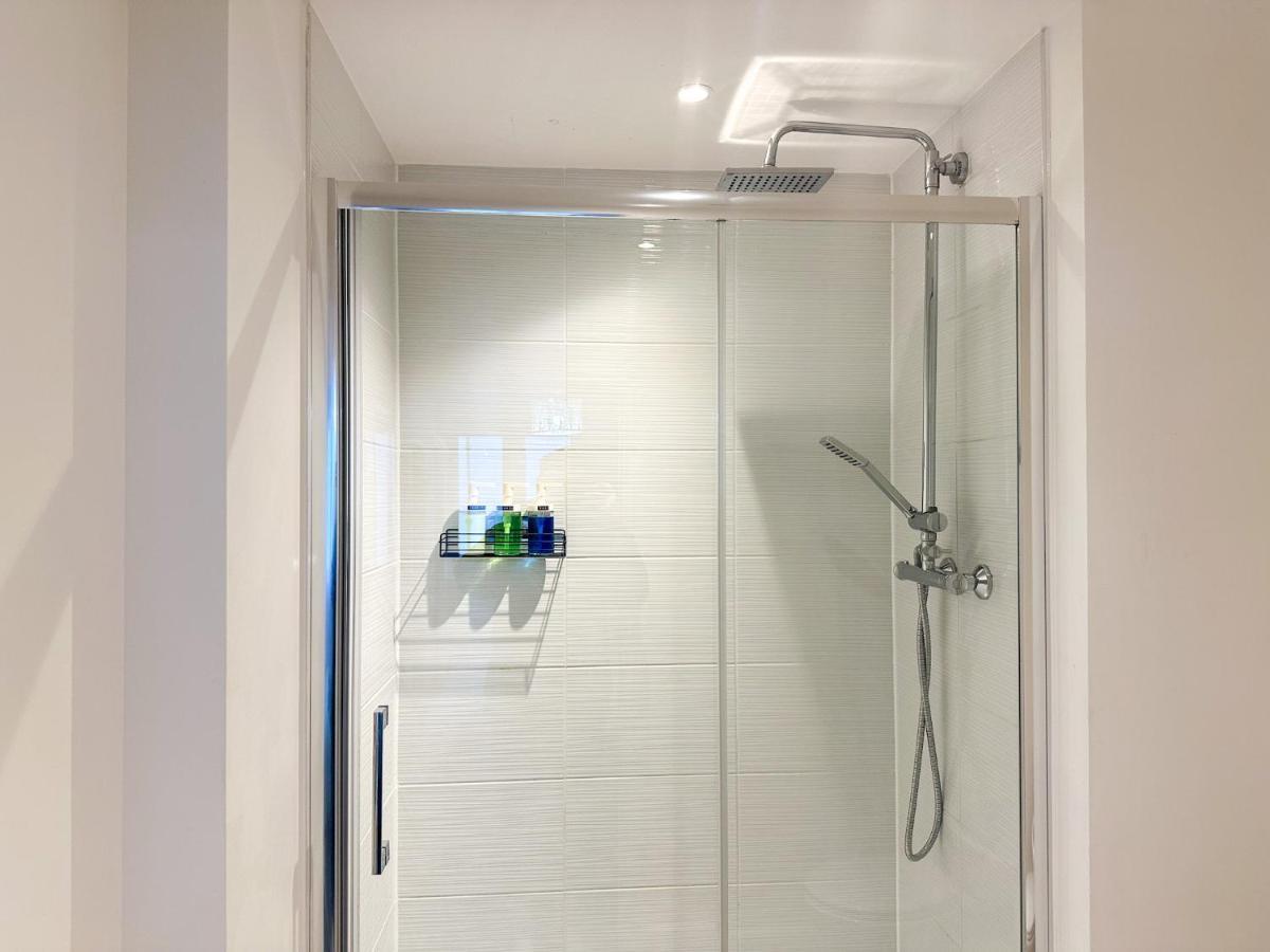 Luxury 2 Bedroom City Centre Apartment - Secure Parking - Amazing Location! 坎特伯雷 外观 照片